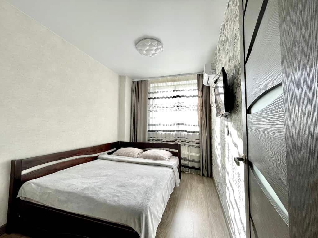Двухкомнатная квартира сети "PanApartments" с панорамным видом на город: главное фото 1