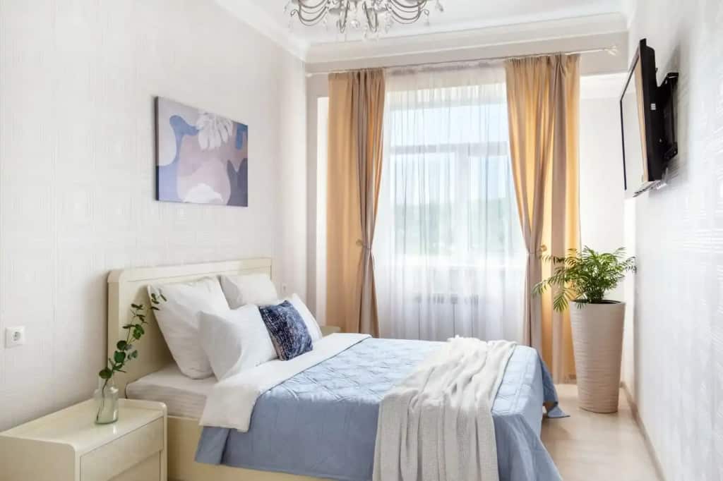 Квартира класса Комфорт в центре спальня + гостиная от Piligrim-KMV.ru: главное фото 1