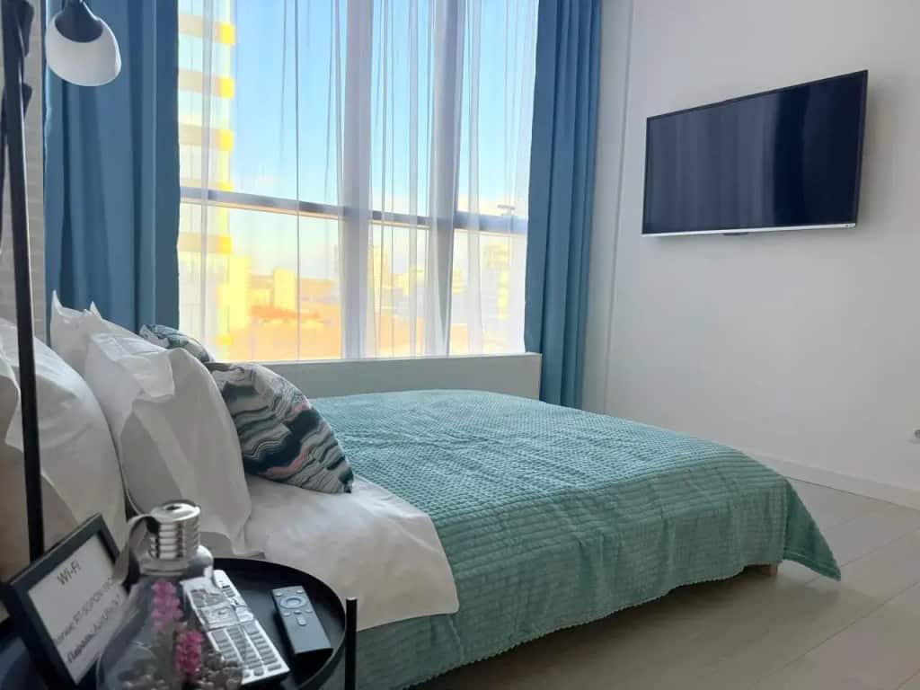 Апартаменты RentPlaza c панорамным видом в центре на Большакова: главное фото 1
