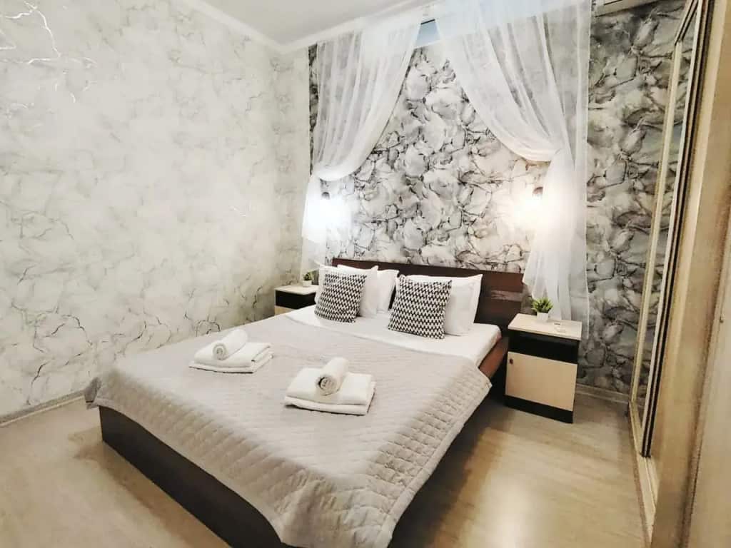 Квартира на цокольном этаже спасающие от жары с кухонной зоной: главное фото 1