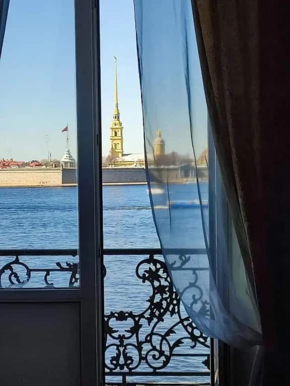 Квартира с балконом, вид на Неву и Петропавловскую крепость: главное фото 1