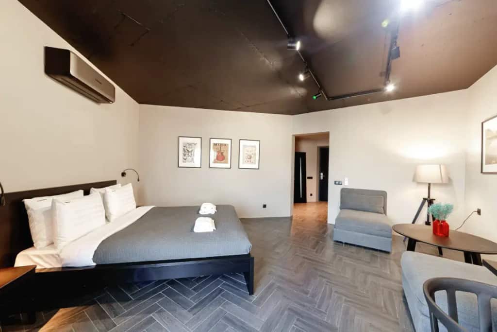 Апартаменты Red Apartments Виктория Осень: главное фото 1