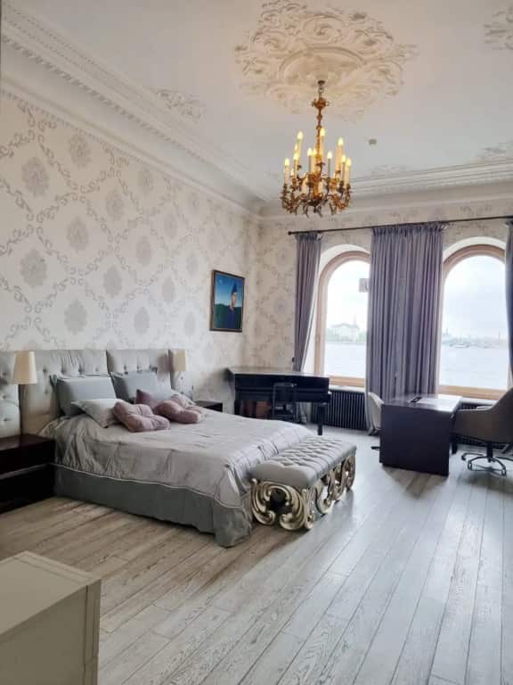 Апартаменты с шикарным видом на крейсер Аврора и Неву: главное фото 1