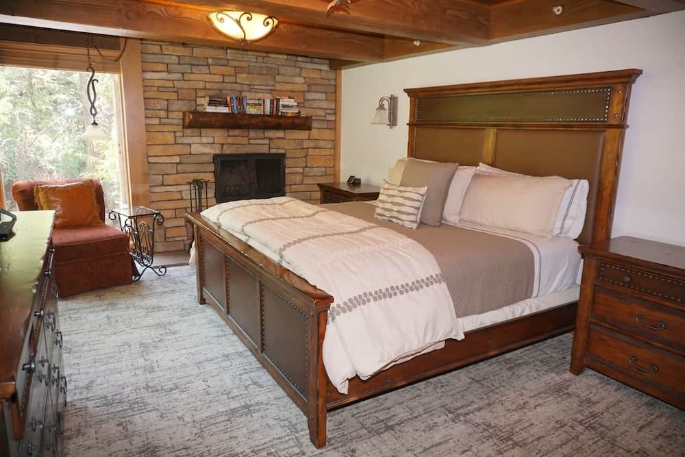Recently Remodeled Including New Appliances - Corner Unit - River Location 3 Bedroom Condo by RedAwning: фото 2