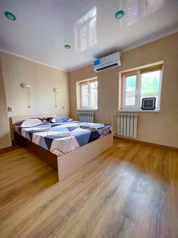 Апартаменты Двухкомнатные с двориком и парковкой: фото 2