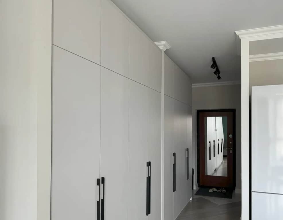 Квартира с панорамным остеклением и дизайнерским ремонтом: фото 2
