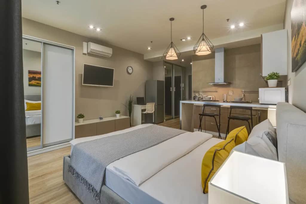 Апартаменты Полюкс с Балконом и Видом на Город Business Apartments: фото 2