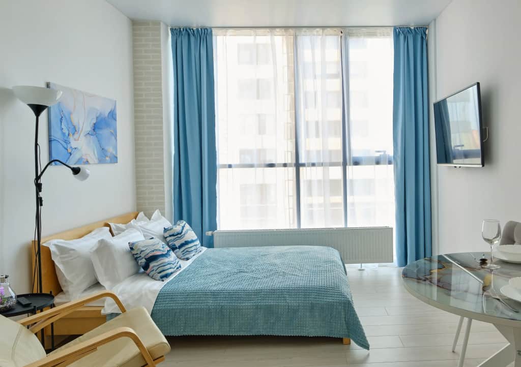 Апартаменты RentPlaza c панорамным видом в центре на Большакова: фото 3
