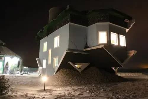 Night in Upsidedown House: фото 4