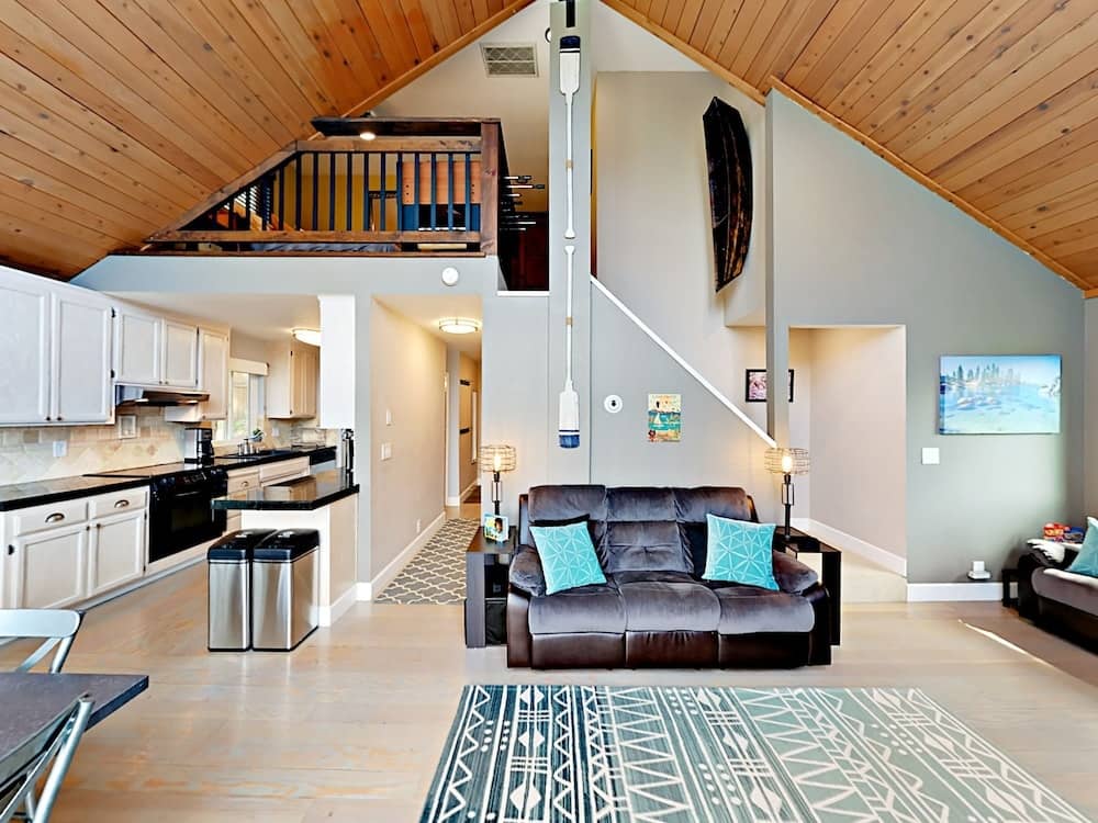 10172 Thomas Drive Home 4 Bedrooms 3 Bathrooms Home: фото 4