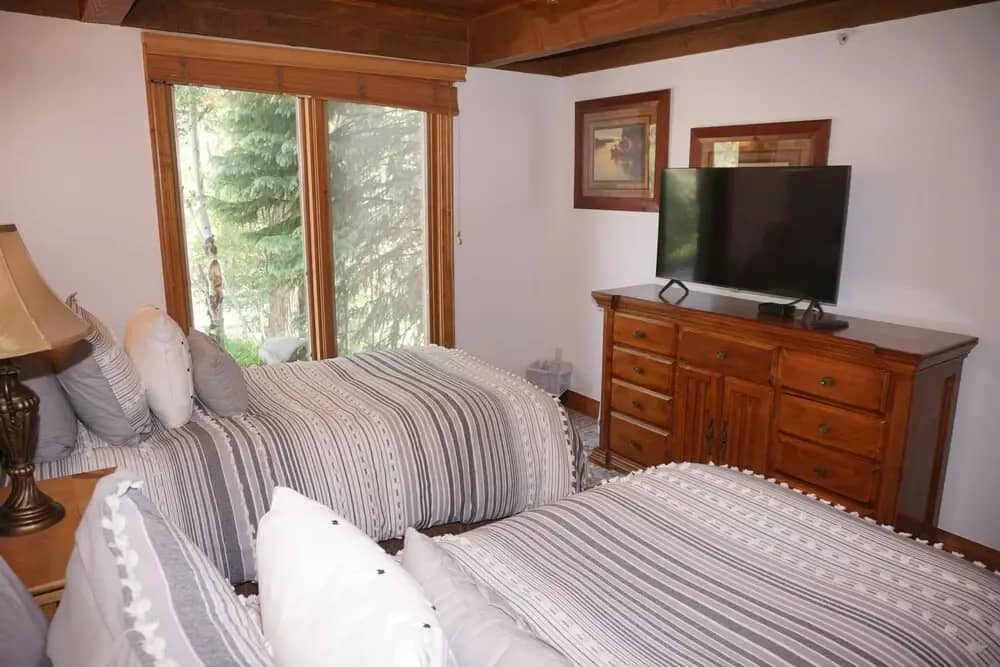 Recently Remodeled Including New Appliances - Corner Unit - River Location 3 Bedroom Condo by RedAwning: фото 7