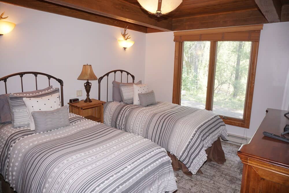 Recently Remodeled Including New Appliances - Corner Unit - River Location 3 Bedroom Condo by RedAwning: фото 6