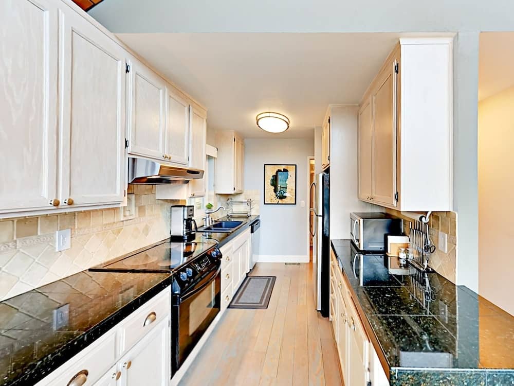 10172 Thomas Drive Home 4 Bedrooms 3 Bathrooms Home: фото 6