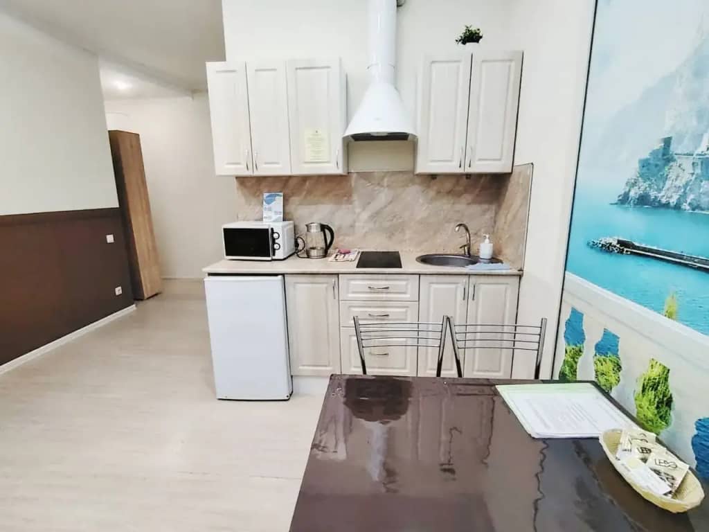 Квартира на цокольном этаже спасающие от жары с кухонной зоной: фото 4