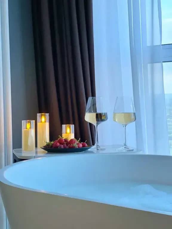 Роскошные апартаменты с королевской ванной в ЖК "Паруса" от Kravc Group: фото 5