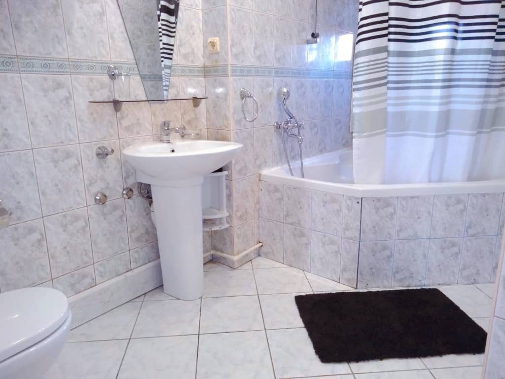 Квартира 3-комн. cталинка с большой ванной рядом с набережной: фото 4