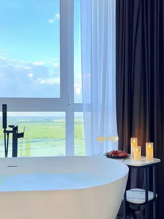 Роскошные апартаменты с королевской ванной в ЖК "Паруса" от Kravc Group: фото 6