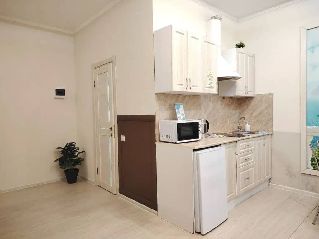 Квартира на цокольном этаже спасающие от жары с кухонной зоной: фото 6