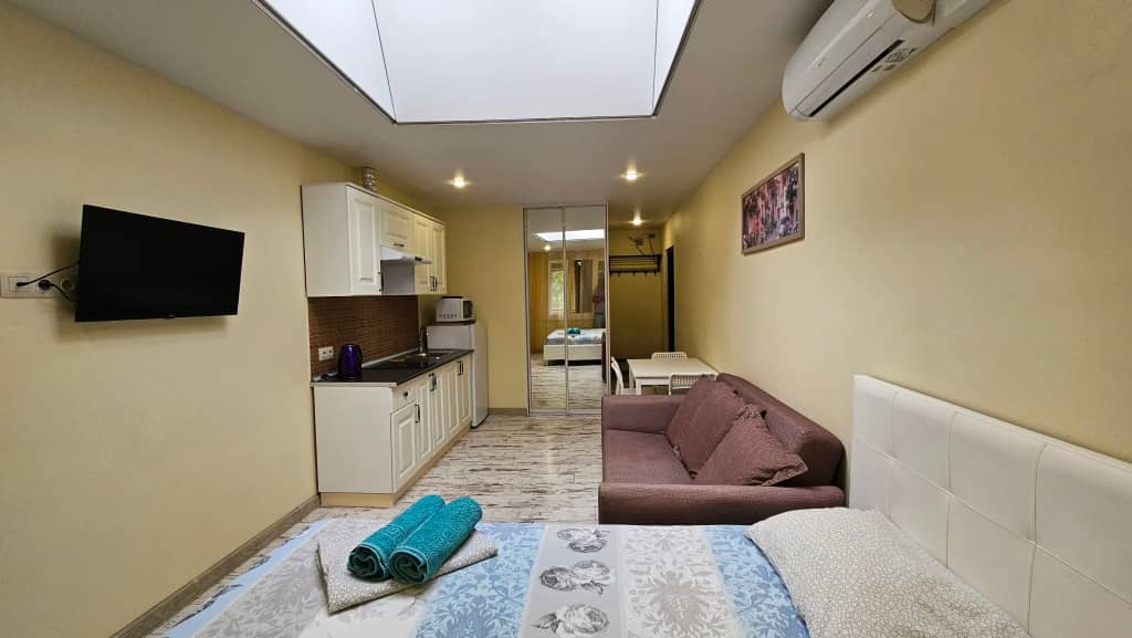 Апартаменты Уютная студия на Роз 57 от HomeHotelSochi (2): фото 4