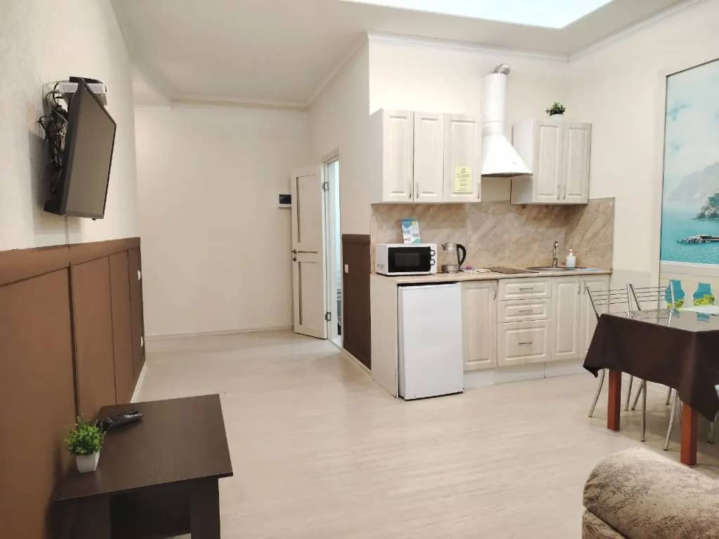Квартира на цокольном этаже спасающие от жары с кухонной зоной: фото 5