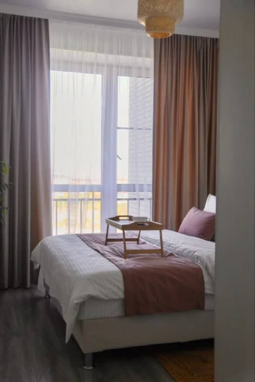 Квартира Flatirini с панорамными окнами в новом ЖК: фото 4