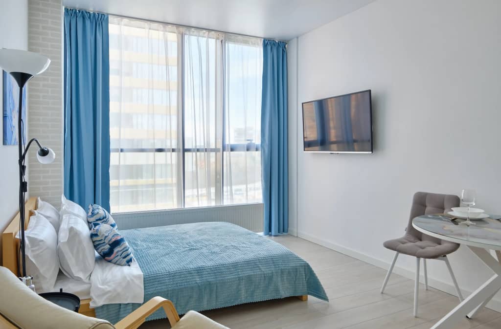 Апартаменты RentPlaza c панорамным видом в центре на Большакова: фото 4