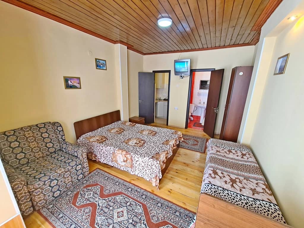 Квартира Номера на Пляже 150 3 Гостевой Дом: фото 6