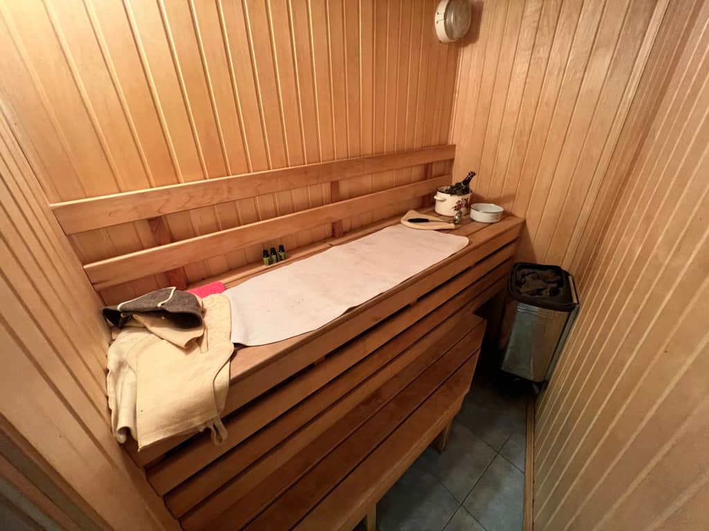 Трехкомнатная квартира с сауной и джакузи Парковка: фото 2